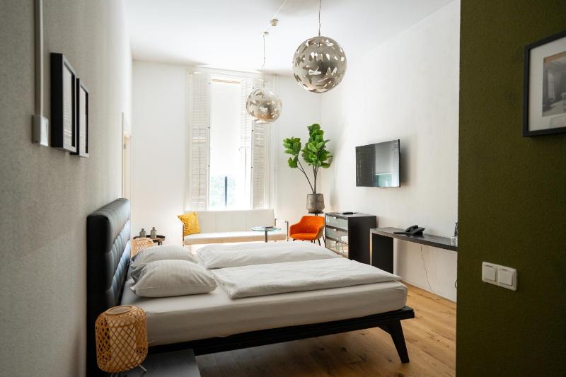 Family Room image 3