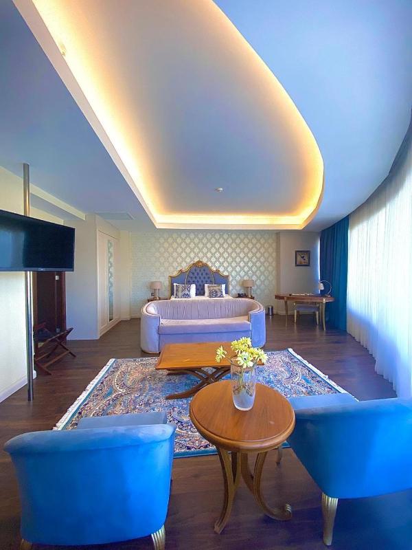 Deluxe Queen Suite image 3