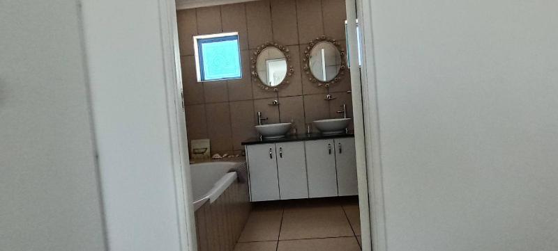 Relax in Style at La Kruger Blue Langebaans Premier Holiday Home - image 6