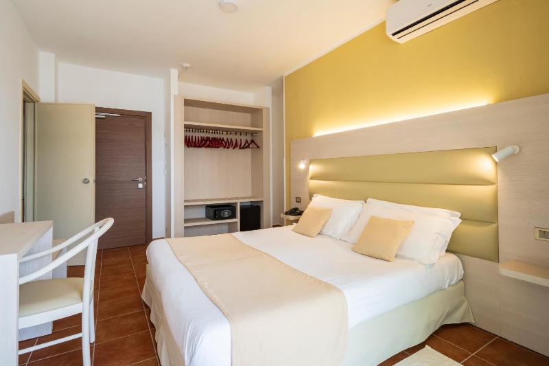 Double Room image 4