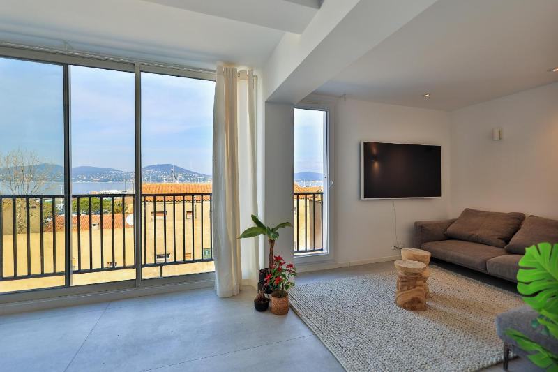 FRIDA - Saint-Tropez - 3 Bedrooms Sea View Apartment - 2 mins Walk to Port - image 1