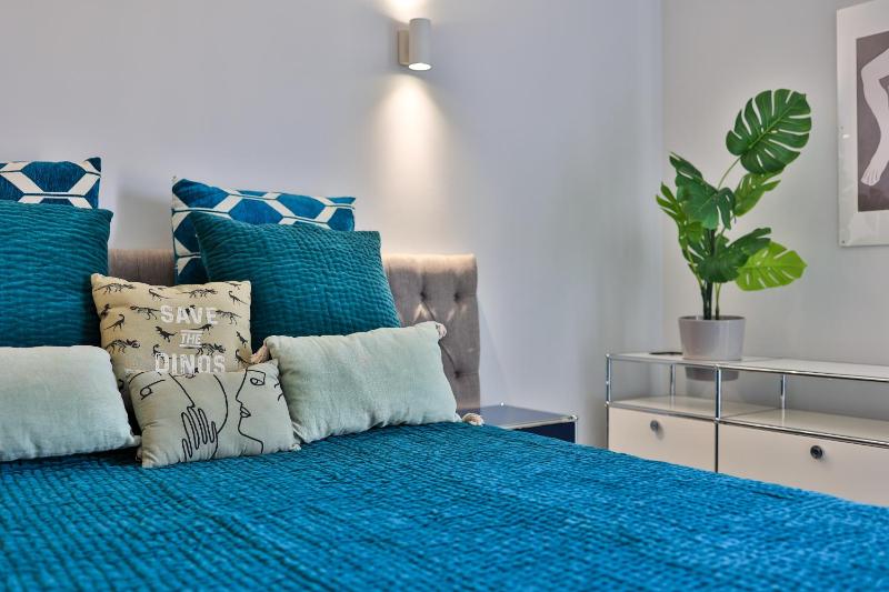 FRIDA - Saint-Tropez - 3 Bedrooms Sea View Apartment - 2 mins Walk to Port - image 12