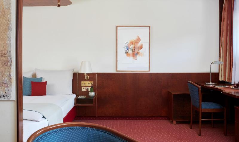 Business Plus Double Room image 4