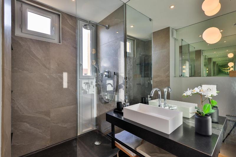 FRIDA - Saint-Tropez - 3 Bedrooms Sea View Apartment - 2 mins Walk to Port - image 31