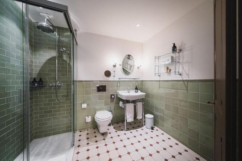 Deluxe Double Room with Lake View image 2