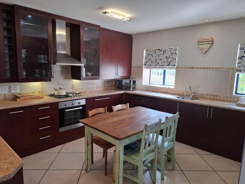 OosiesRus - Charming Langebaan Villa with Garden View - image 14