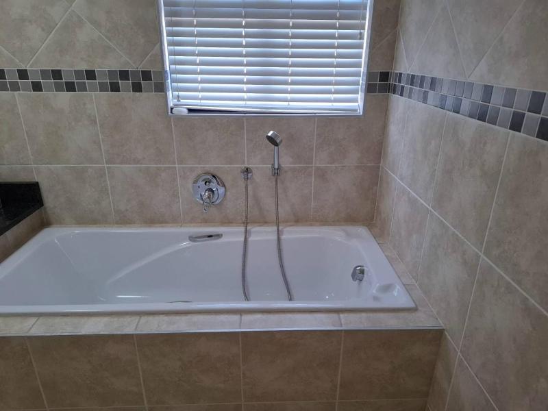 OosiesRus - Charming Langebaan Villa with Garden View - image 10