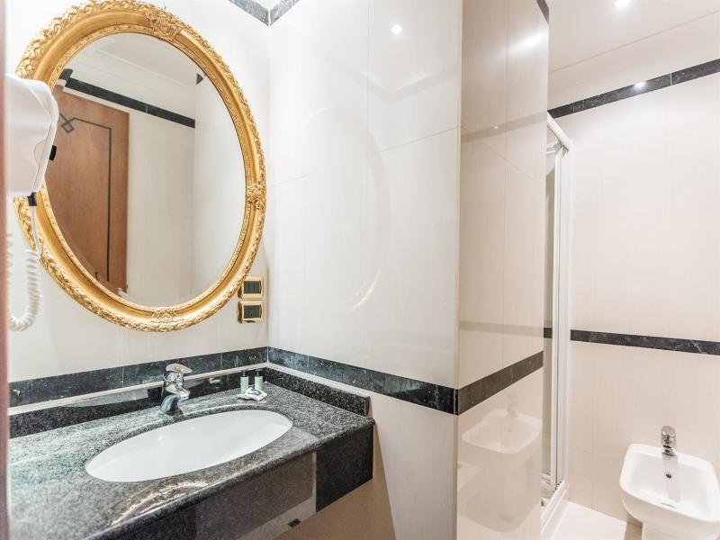 Standard Double or Twin Room image 4