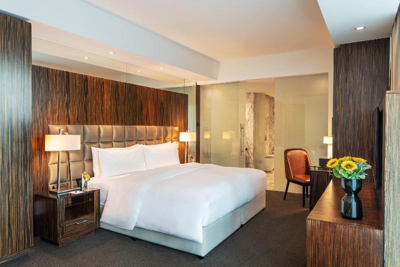 Deluxe Corner King Room - Non-Smoking - Includes daily access to Riva Beach Club with free shuttle service image 4