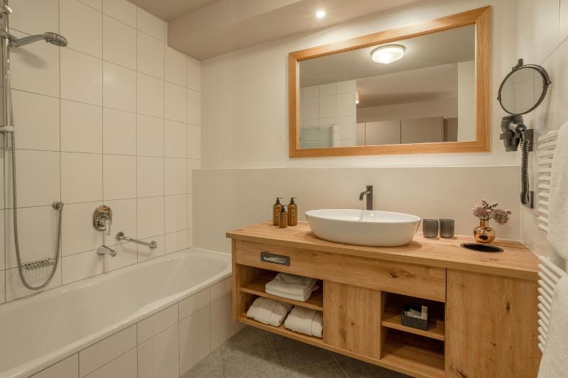 Deluxe Double Room image 2