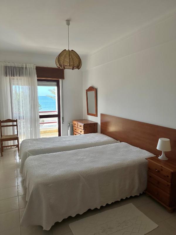 One-Bedroom Apartment with Sea View image 3