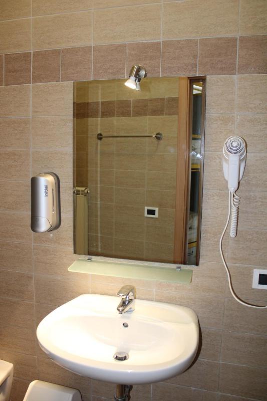 Bed in 6-Bed Mixed Dormitory Room image 4