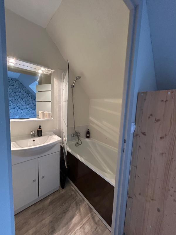 Chambre classique avec baignoire et douche sous mansarde image 1