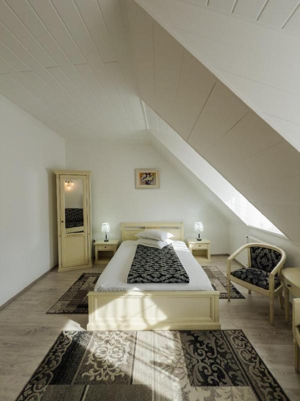Double Room image 4