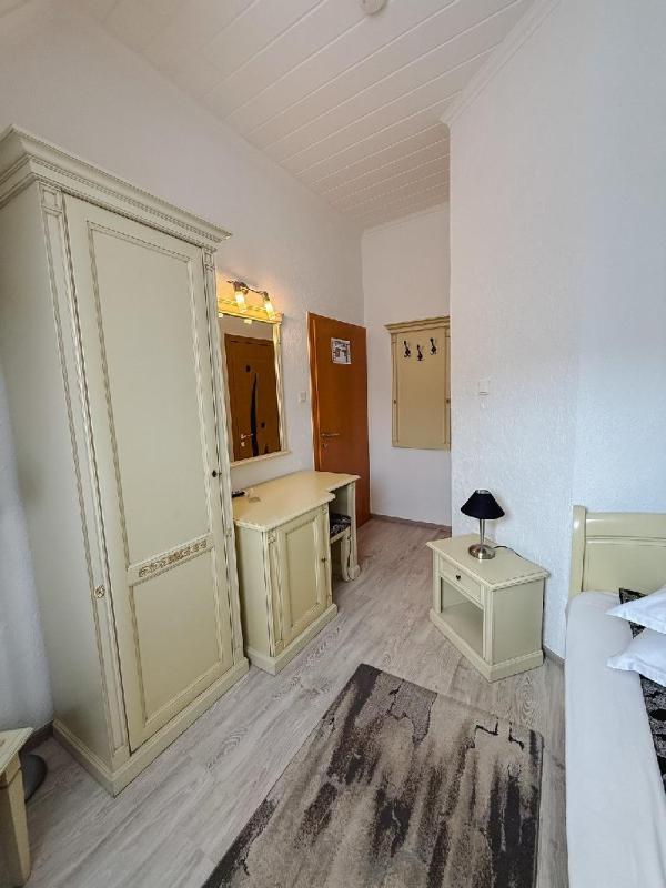 Single Room image 3