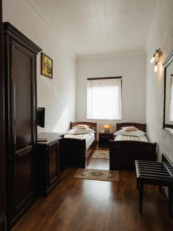 Twin Room image 4