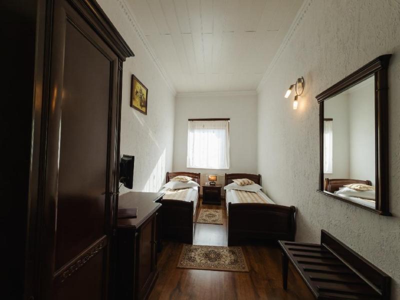 Twin Room image 3