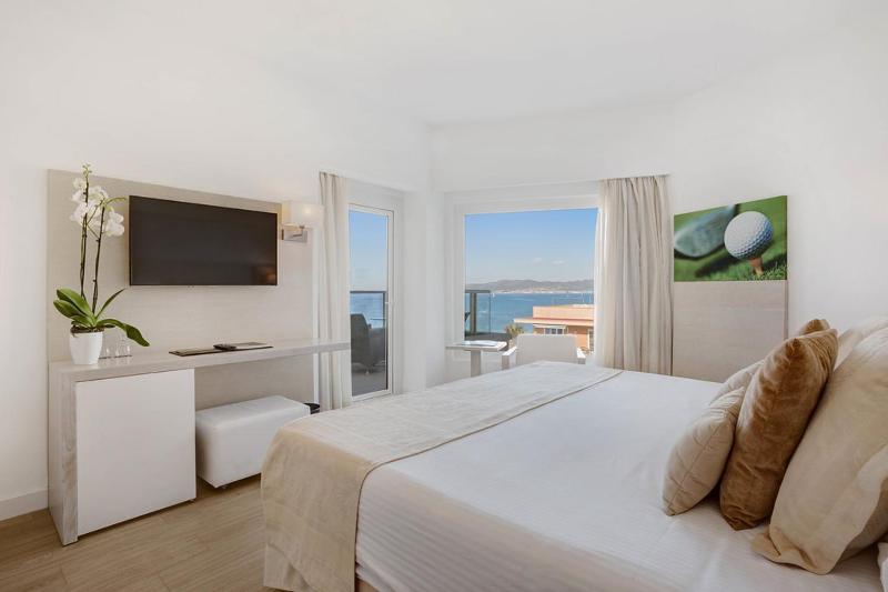 Double or Twin Room with Side Sea View image 2