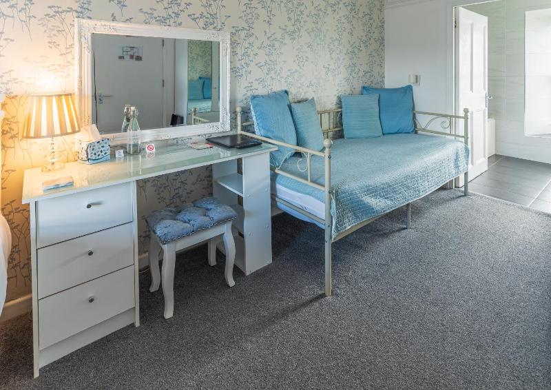 Standard Double or Twin Room image 4