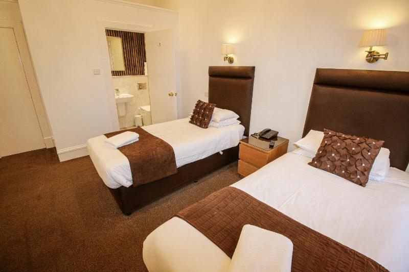Twin Room image 3