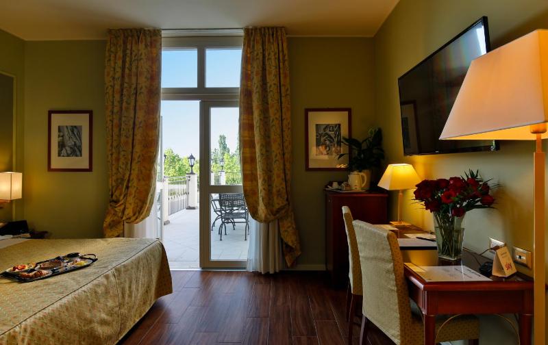 Deluxe Double or Twin Room with Balcony image 4
