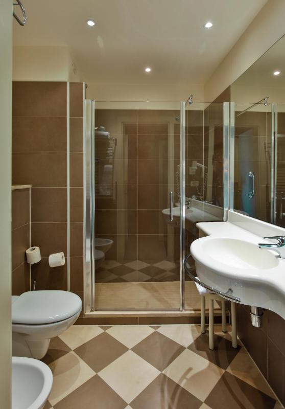 Deluxe Double or Twin Room with Balcony image 2