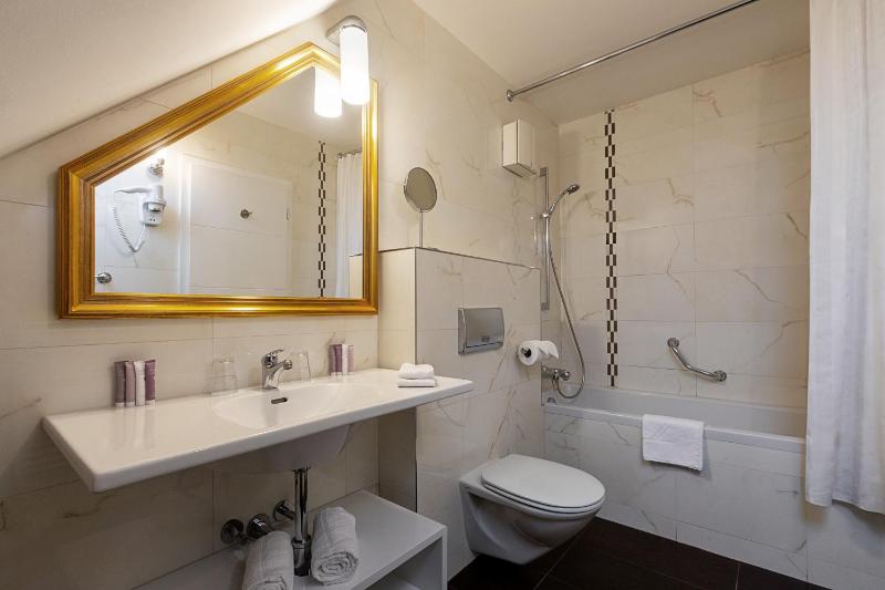 Standard Double Room image 4