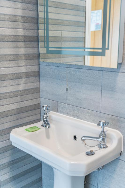 Deluxe Double or Twin Room with Sea View image 3