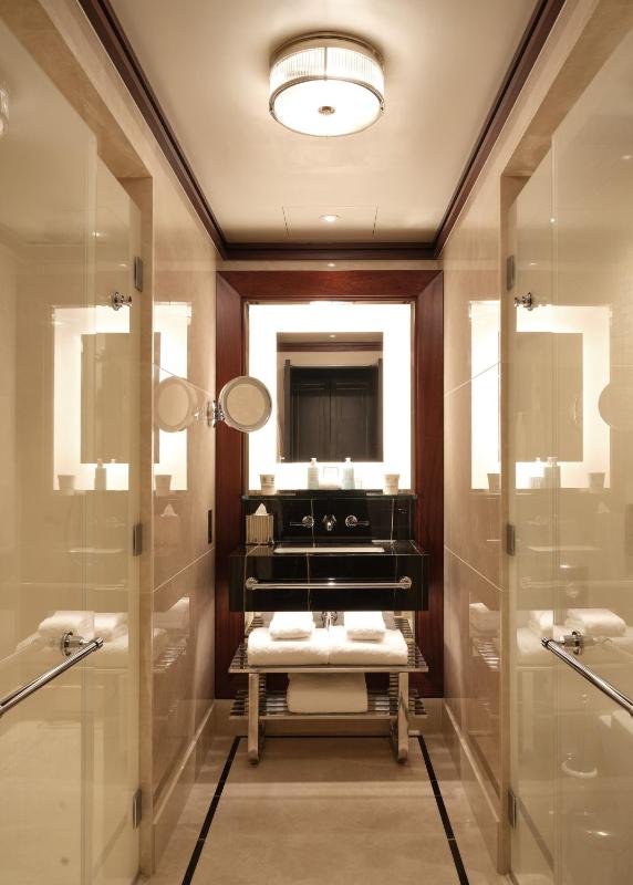 Superior King Room image 4