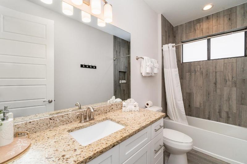 Luxurious 4BR3BA at Waterfront Villa Blue Lagoon - image 17