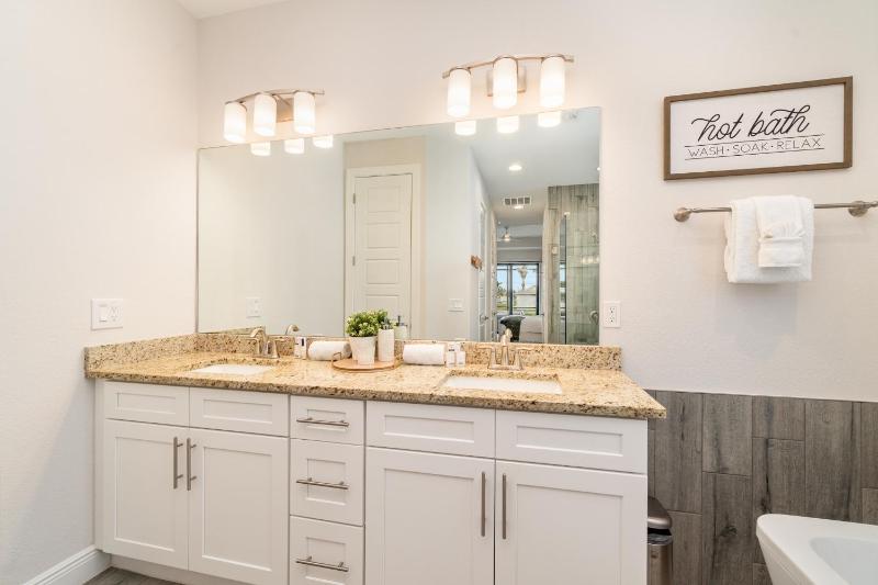 Luxurious 4BR3BA at Waterfront Villa Blue Lagoon - image 5