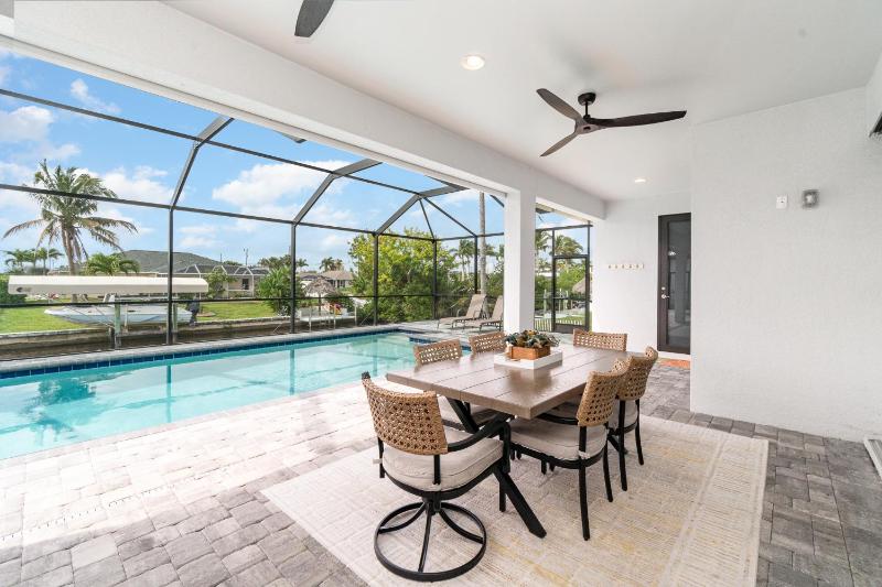 Luxurious 4BR3BA at Waterfront Villa Blue Lagoon - image 2