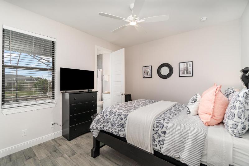 Luxurious 4BR3BA at Waterfront Villa Blue Lagoon - image 25