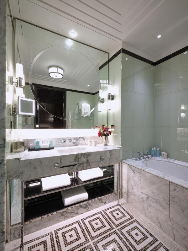Premier King Room image 4