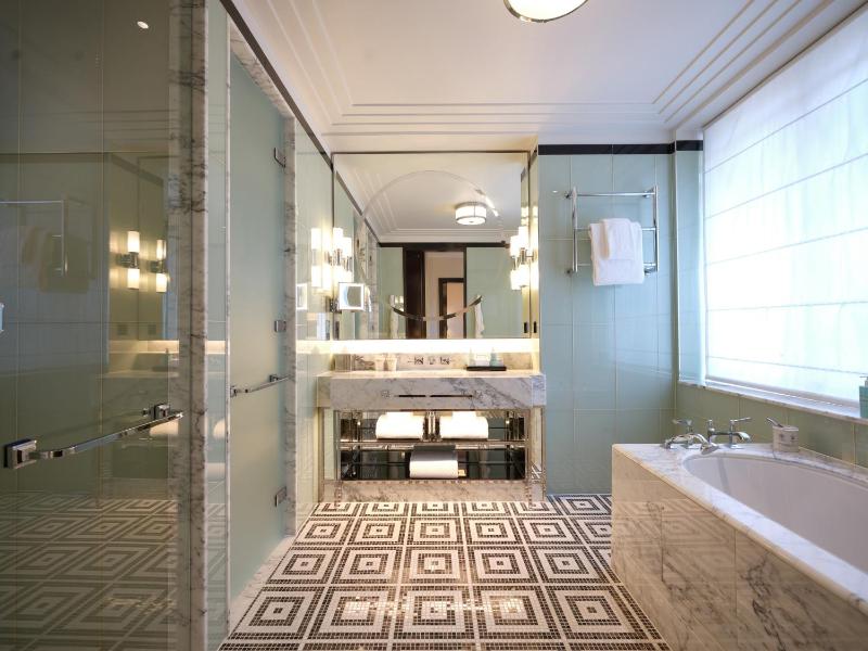 Premier King Room image 3