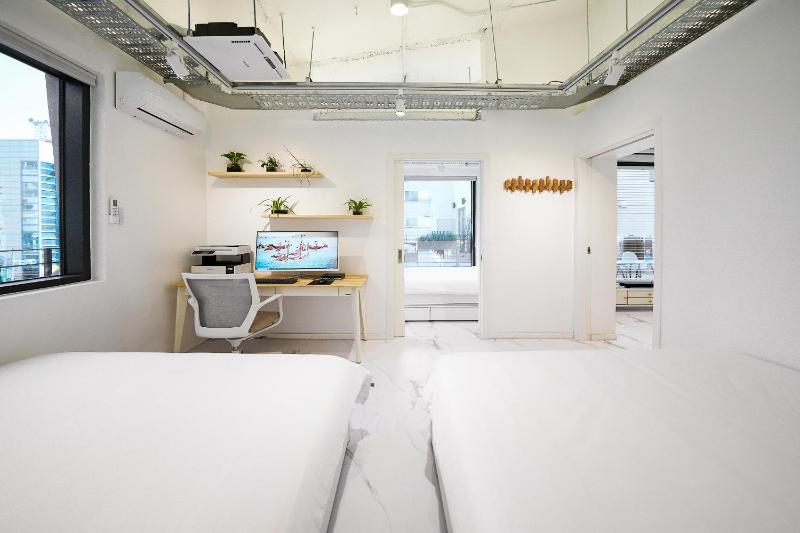 FB Tailored Service Home near Hongik Univ Station - image 2