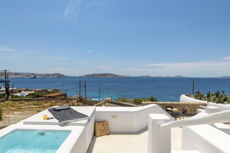 Front Sea View Suite with outdoor mini plunge pool image 2