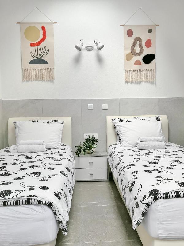 Twin Room with Shared Bathroom image 4