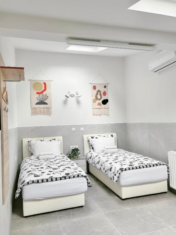 Twin Room with Shared Bathroom image 1