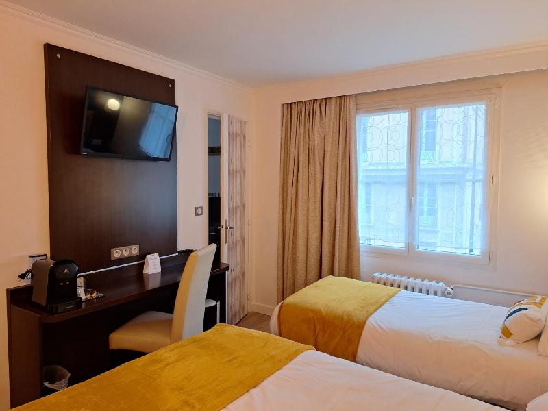 Superior Triple Room image 4