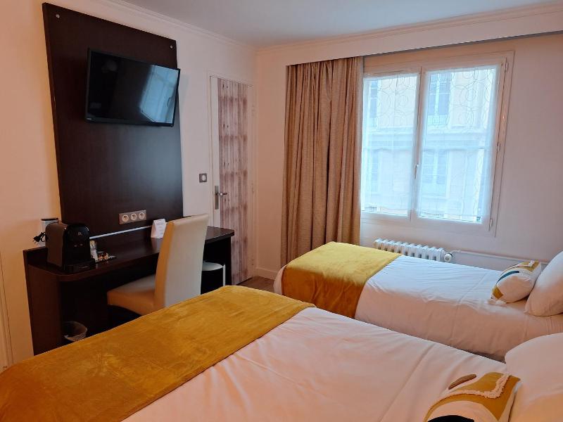 Superior Triple Room image 3