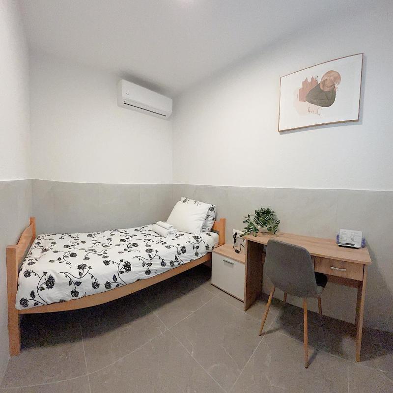 Small Single Room with Shared Bathroom image 4