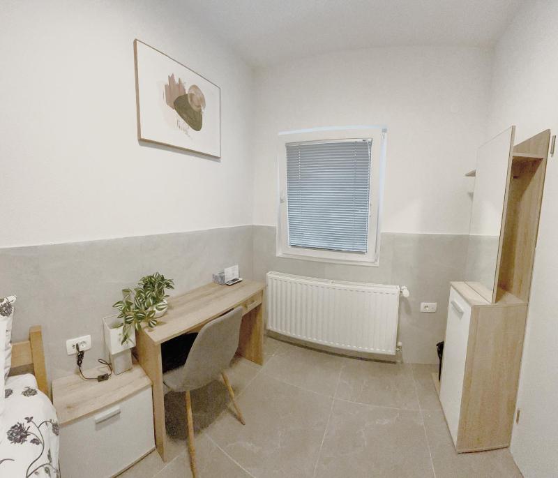 Small Single Room with Shared Bathroom image 3
