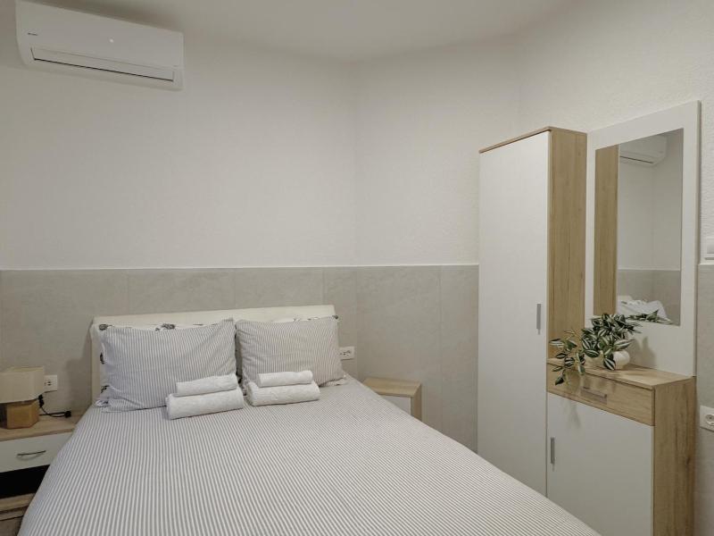 Small Double Room with Shared Bathroom image 4