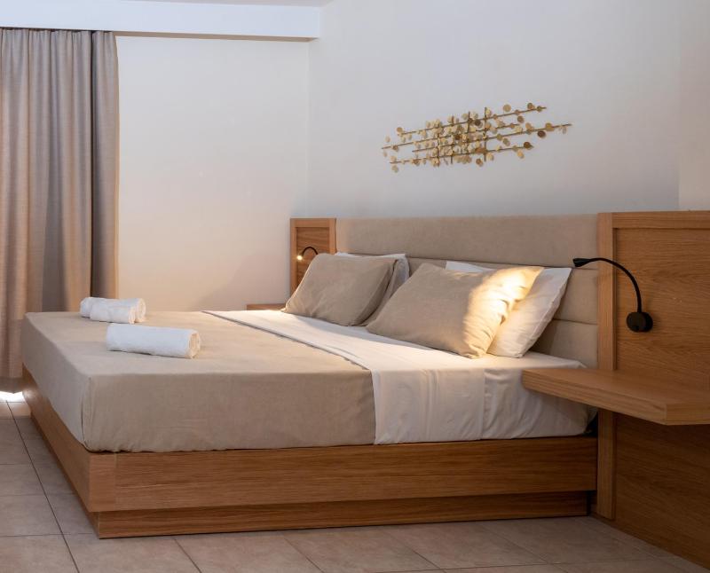 Triple Room with Garden and Pool View image 1