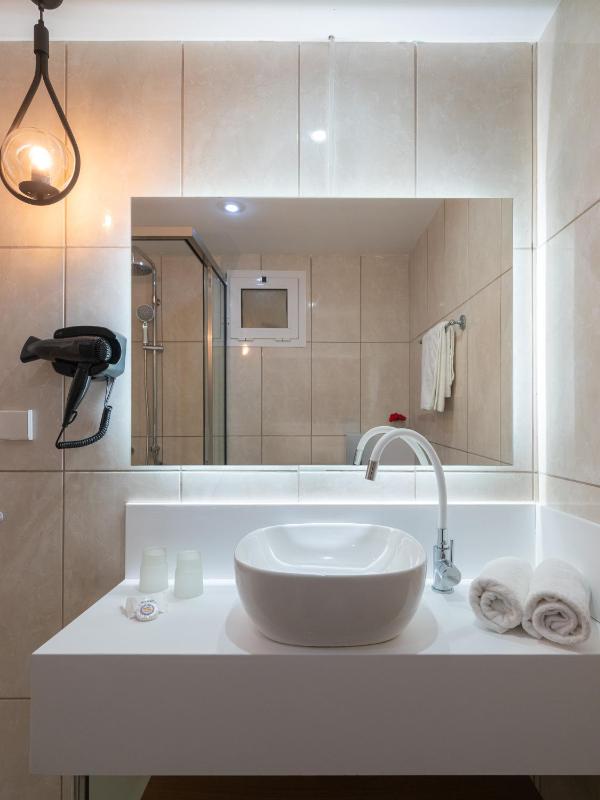 Triple Room with Garden and Pool View image 3