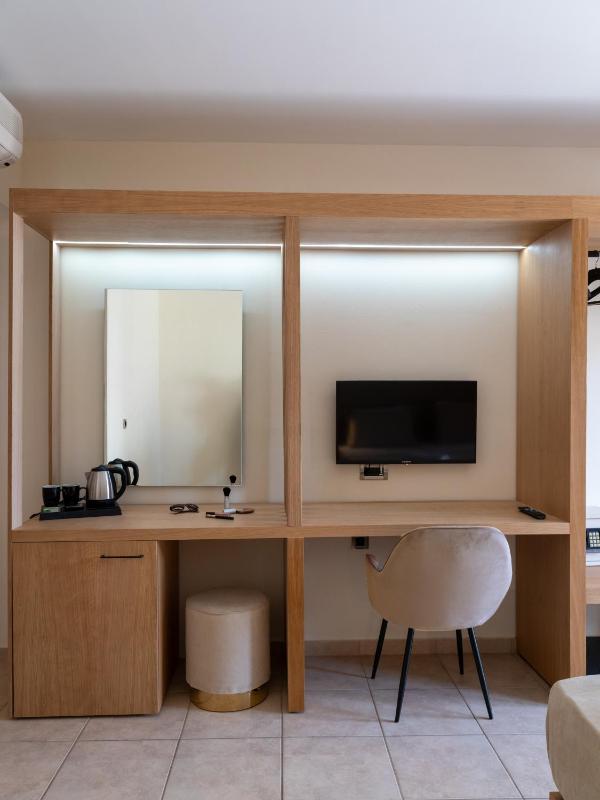 Triple Room with Garden and Pool View image 2