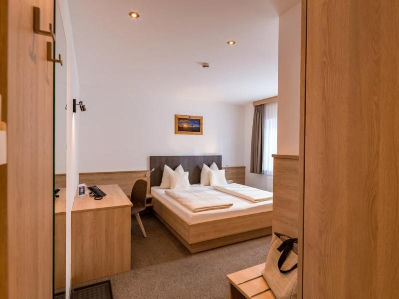 Economy Double Room image 4