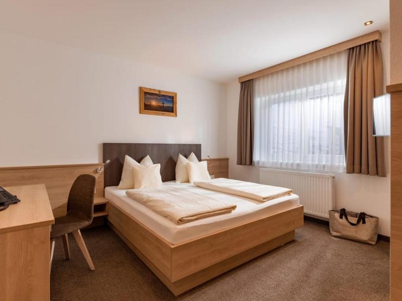 Economy Double Room image 3