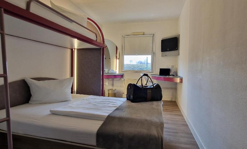 Standard Double Room image 3